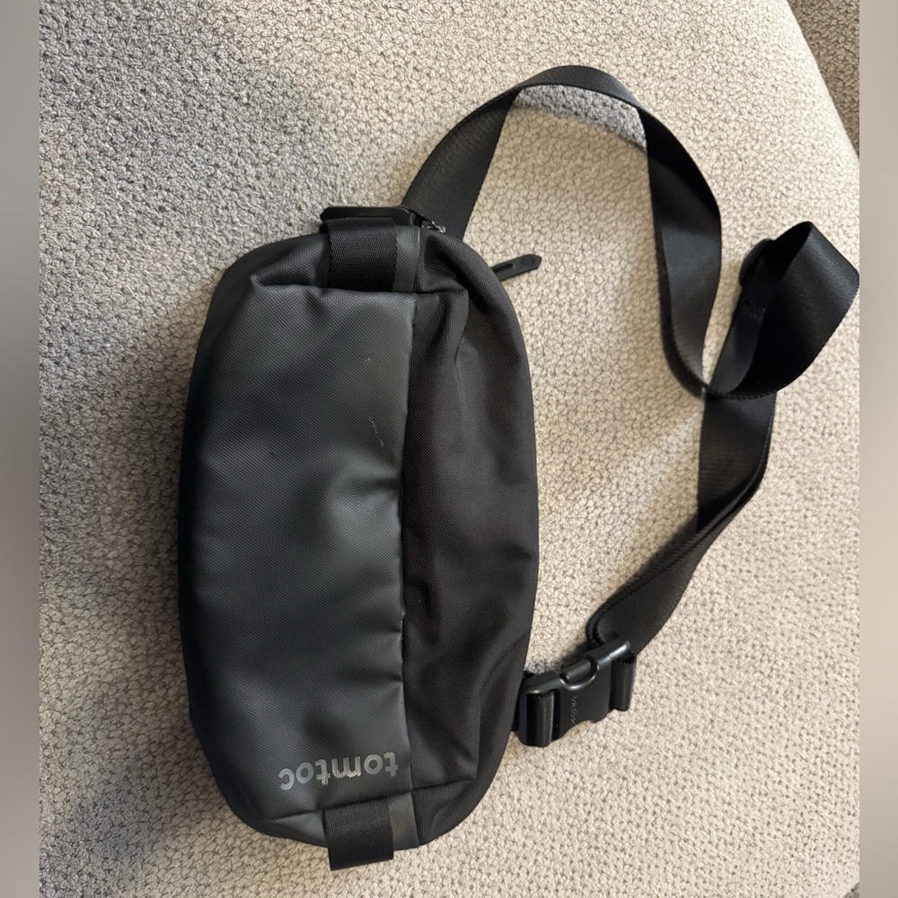 Tomtoc sling bag